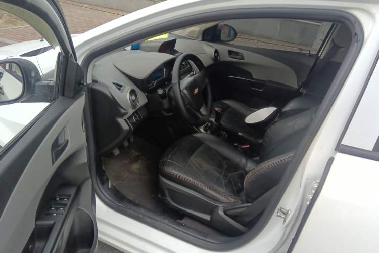 Used Chevrolet Aveo Sonic 2014 Sedan 1.4 SL MT Comfort Edition Driver Seat