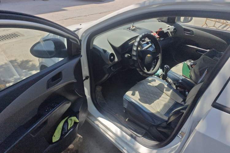 Used Chevrolet Aveo Sonic 2014 Sedan 1.4SL MT Comfort Edition Driver Seat