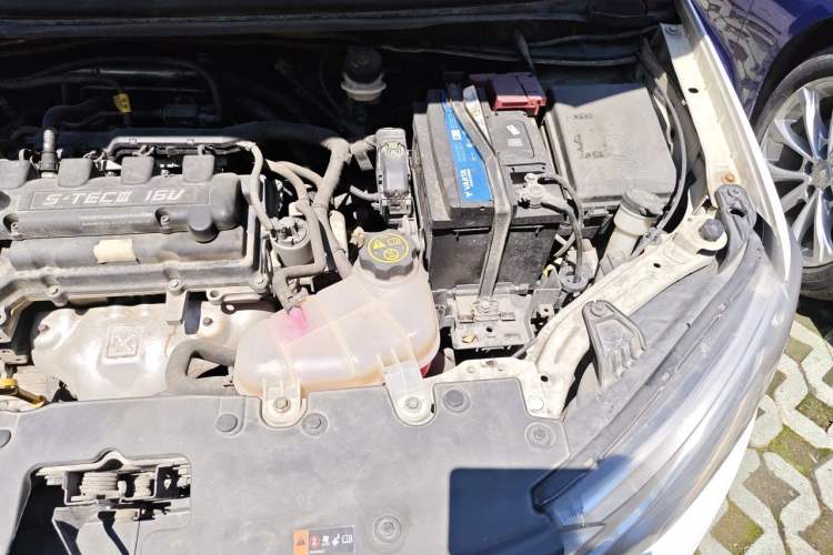 Used Chevrolet Aveo Sonic 2014 Sedan 1.4SE AT Comfort Edition Engine Bay Left