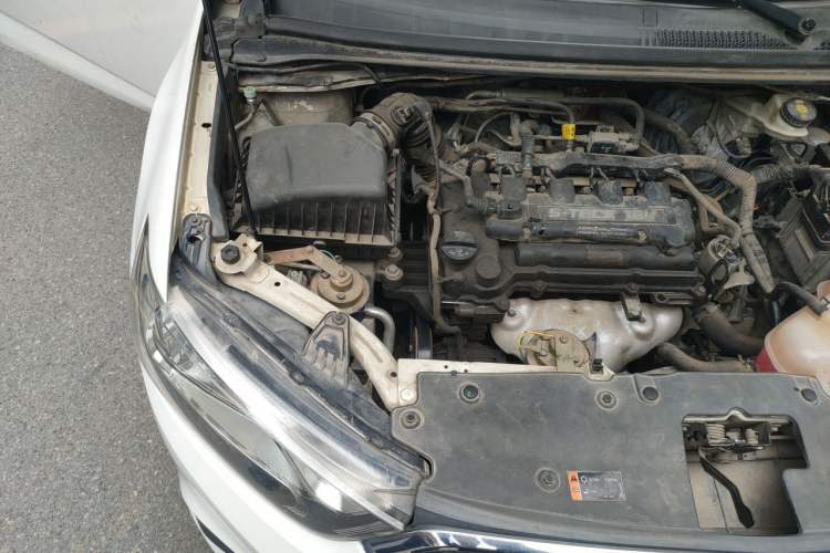 Used Chevrolet Aveo Sonic 2014 Sedan 1.4SL MT Comfort Edition Engine Bay Right