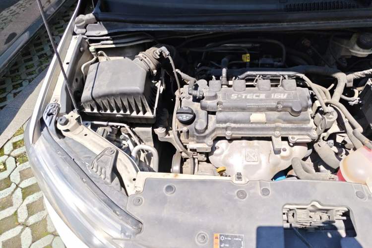 Used Chevrolet Aveo Sonic 2014 Sedan 1.4SE AT Comfort Edition Engine Bay Right