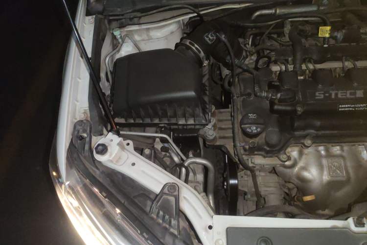 Used Chevrolet Aveo Sonic 2014 Sedan 1.4SL AT Fashion Edition Engine Bay Right