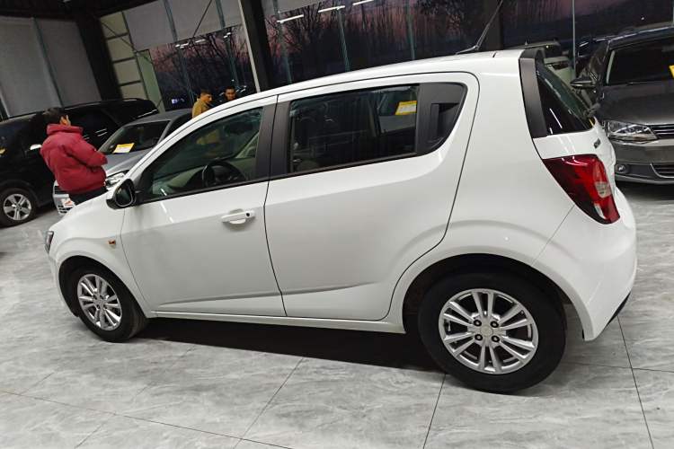 Used Chevrolet Aveo Sonic 2014 Hatchback 1.4SE AT Comfort Edition Exterior 3