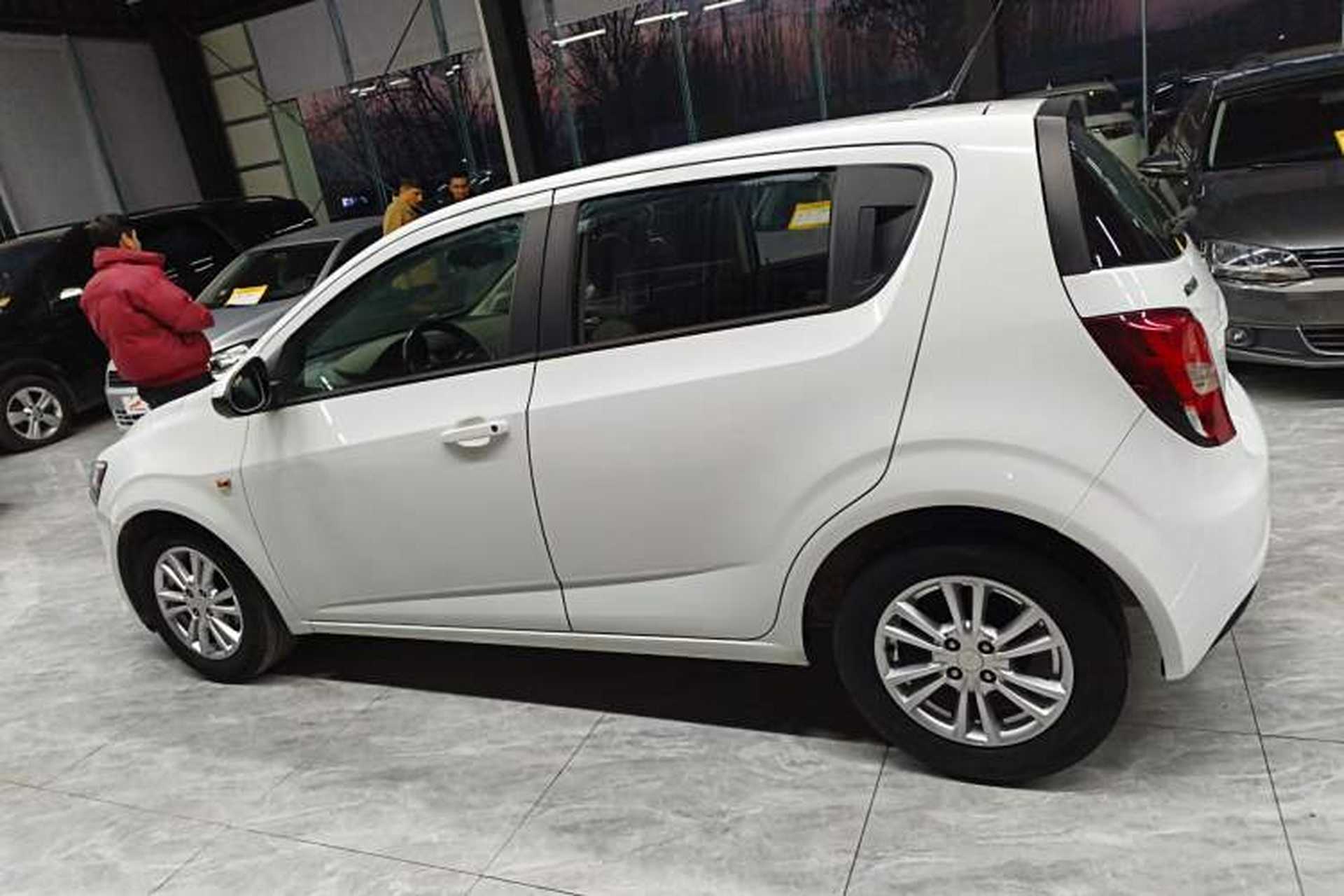 Used Chevrolet Aveo Sonic 2014 Hatchback 1.4SE AT Comfort Edition Exterior 3
