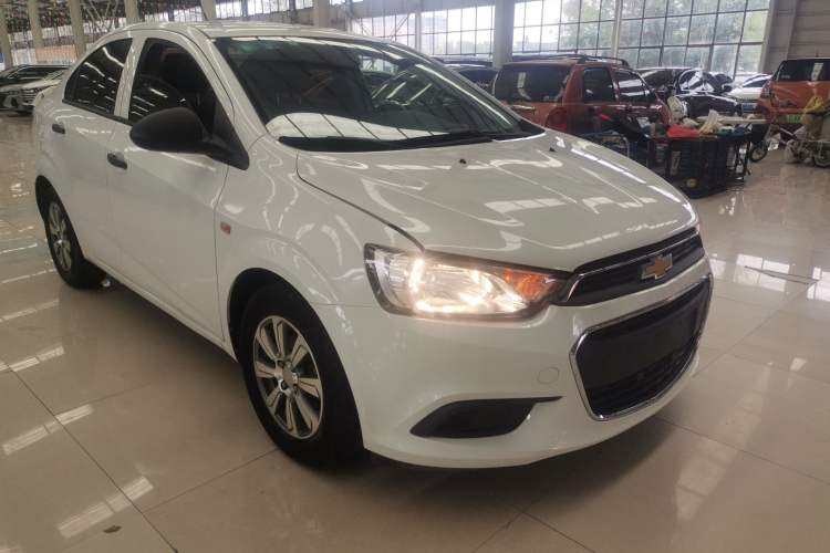 Used Chevrolet Aveo Sonic 2014 Sedan 1.4SL MT Comfort Edition Front Right 45 Deg