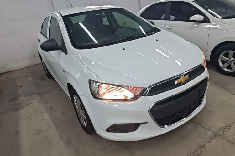 Used Chevrolet Aveo Sonic 2014 Sedan 1.4SL AT Fashion Edition Front Right 45 Deg