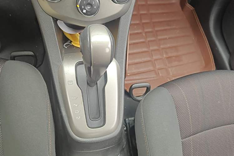 Used Chevrolet Aveo Sonic 2014 Hatchback 1.6 SX AT Fashion Edition Gear Lever