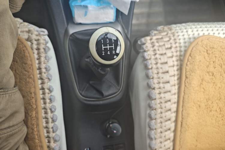 Used Chevrolet Aveo Sonic 2014 Sedan 1.4 SL MT Comfort Edition Gear Lever