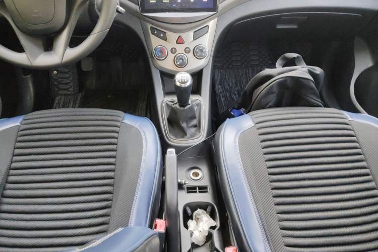 Used Chevrolet Aveo Sonic 2014 Sedan 1.4 SL MT Comfort Edition Gear Lever