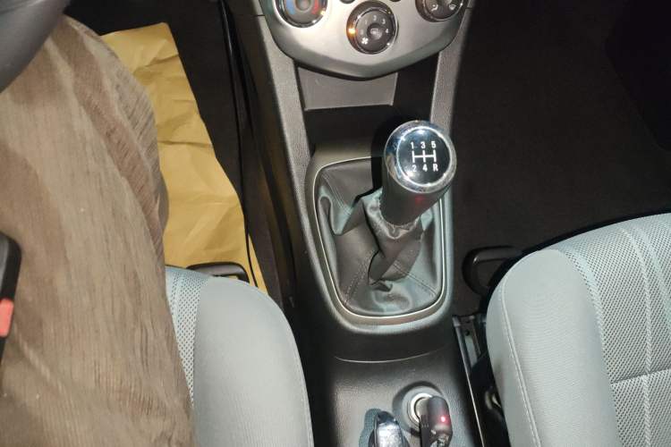 Used Chevrolet Aveo Sonic 2014 Sedan 1.4SL MT Comfort Edition Gear Lever