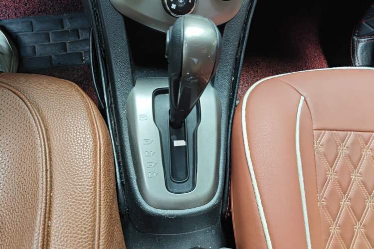 Used Chevrolet Aveo Sonic 2014 Sedan 1.4SL AT Fashion Edition Gear Lever