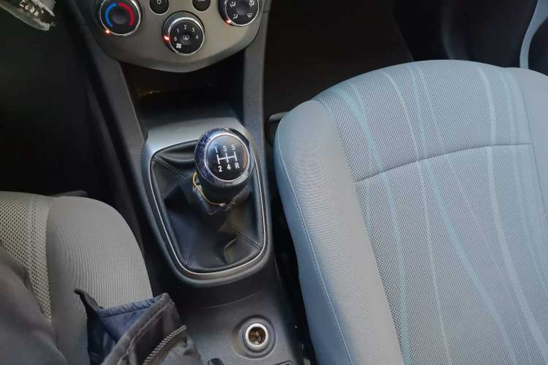 Used Chevrolet Aveo Sonic 2014 Sedan 1.4SL MT Comfort Edition Gear Lever