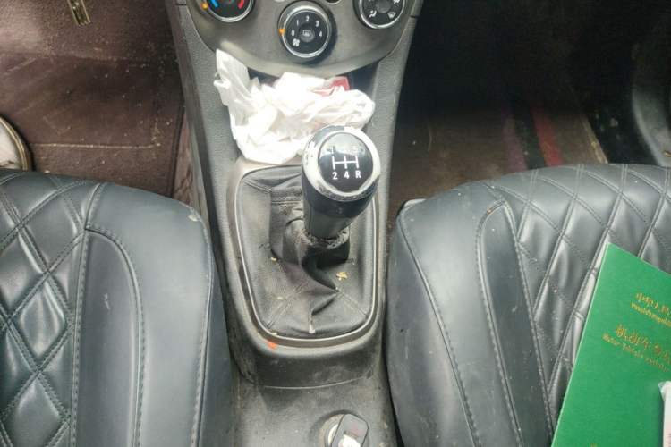 Used Chevrolet Aveo Sonic 2014 Sedan 1.4SL MT Comfort Edition Gear Lever