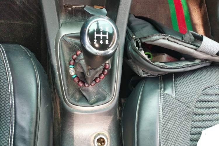 Used Chevrolet Aveo Sonic 2014 Sedan 1.4 SL MT Comfort Edition Gear Lever