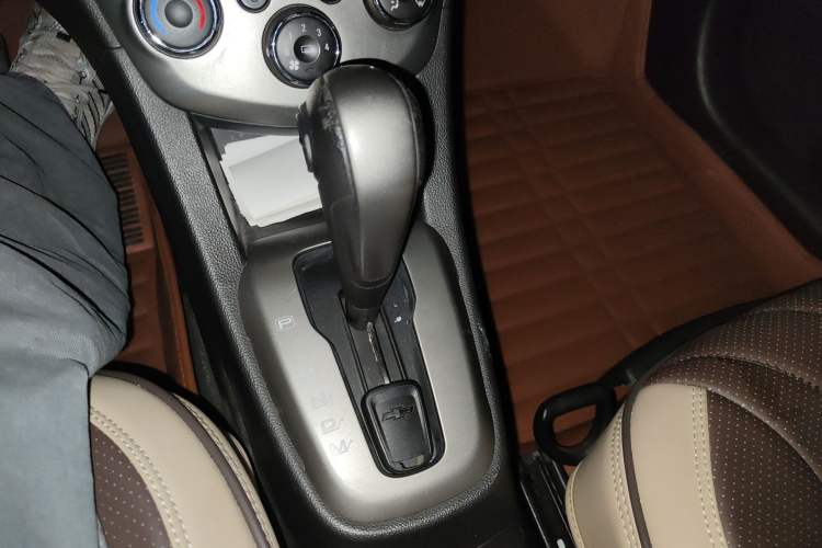 Used Chevrolet Aveo Sonic 2014 Sedan 1.4SL AT Stylish Sunroof Edition Gear Lever