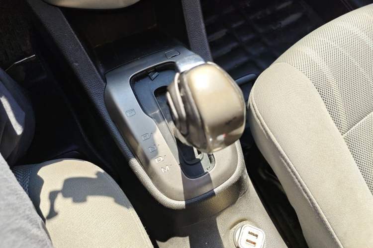 Used Chevrolet Aveo Sonic 2014 Sedan 1.4SE AT Comfort Edition Gear Lever