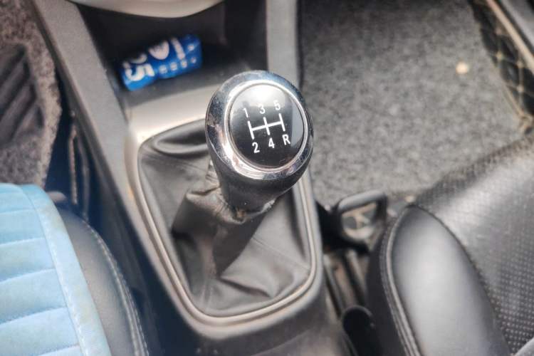 Used Chevrolet Aveo Sonic 2014 Sedan 1.4SL MT Comfort Edition Gear Lever