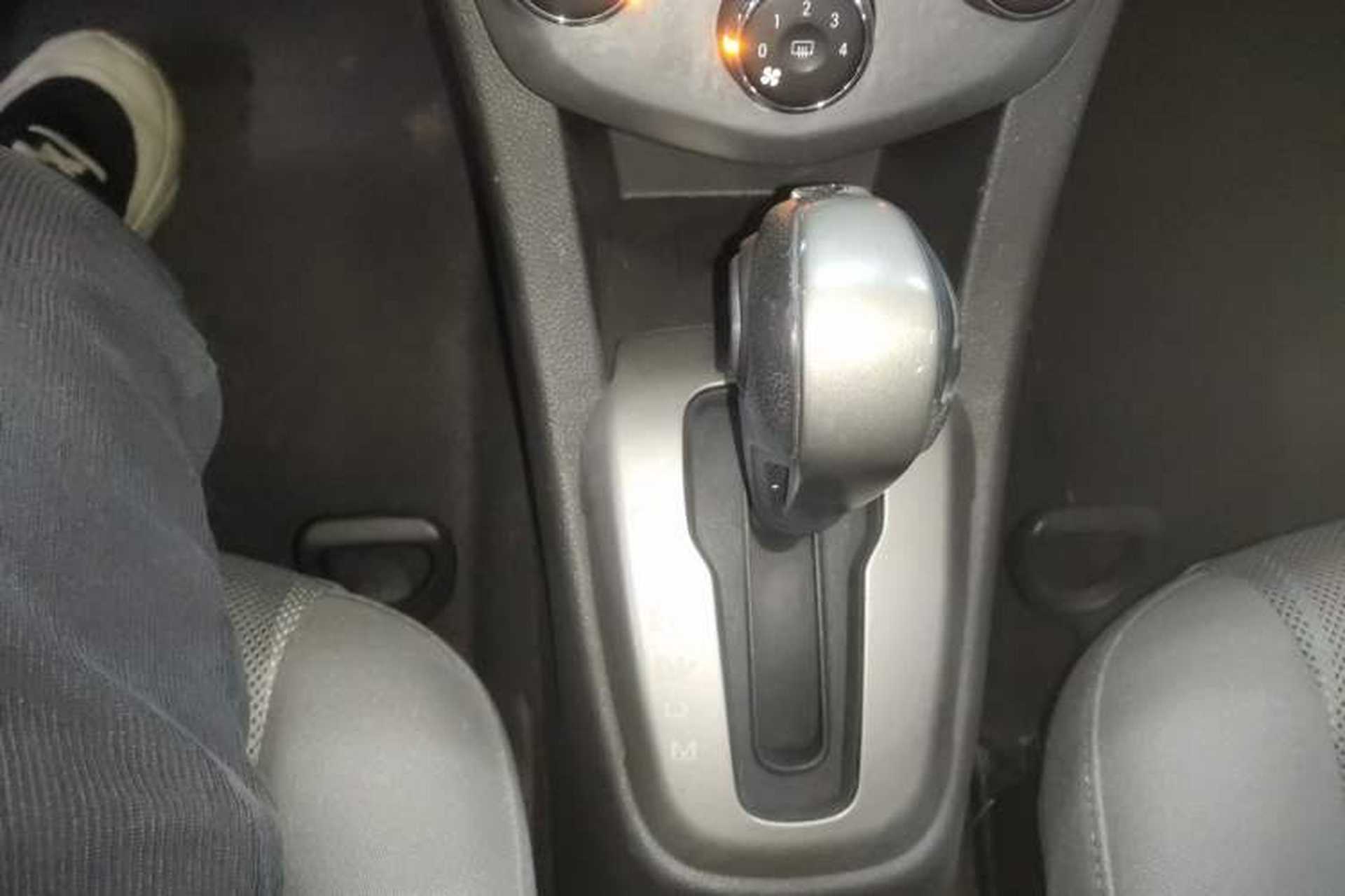 Used Chevrolet Aveo Sonic 2014 Sedan 1.4SL AT Stylish Sunroof Edition Gear Lever