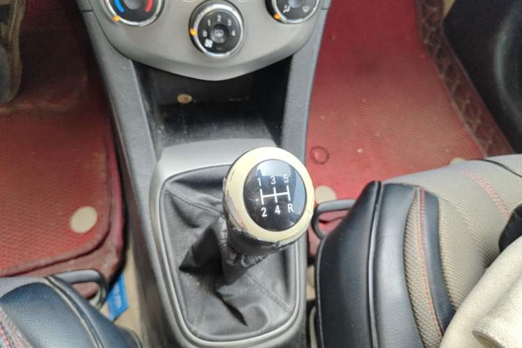 Used Chevrolet Aveo Sonic 2014 Sedan 1.4 SL MT Comfort Edition Gear Lever