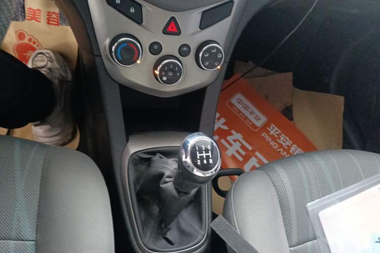 Used Chevrolet Aveo Sonic 2014 Sedan 1.4SL MT Comfort Edition Gear Lever