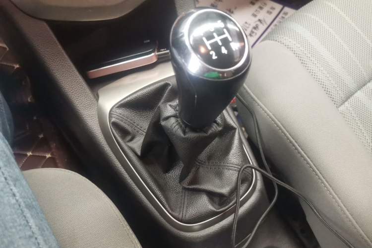 Used Chevrolet Aveo Sonic 2014 Sedan 1.4SL MT Comfort Edition Gear Lever