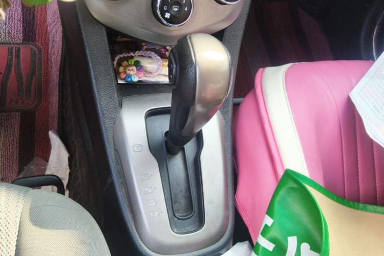 Used Chevrolet Aveo Sonic 2014 Sedan 1.4SL AT Stylish Sunroof Edition Gear Lever
