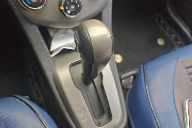 Used Chevrolet Aveo Sonic 2014 Sedan 1.4SL AT Stylish Sunroof Edition Gear Lever