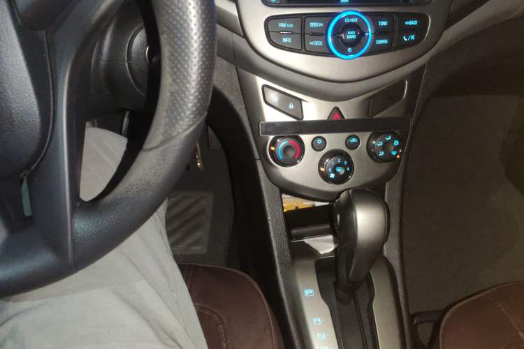 Used Chevrolet Aveo Sonic 2014 Sedan 1.4SL AT Fashion Edition Gear Lever