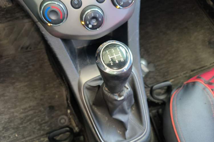 Used Chevrolet Aveo Sonic 2014 Sedan 1.4SL MT Comfort Edition Gear Lever