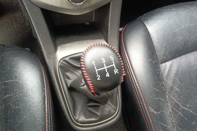 Used Chevrolet Aveo Sonic 2014 Sedan 1.4 SL MT Comfort Edition Gear Lever