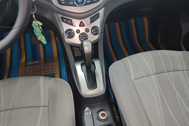 Used Chevrolet Aveo Sonic 2014 Sedan 1.4SL AT Fashion Edition Gear Lever