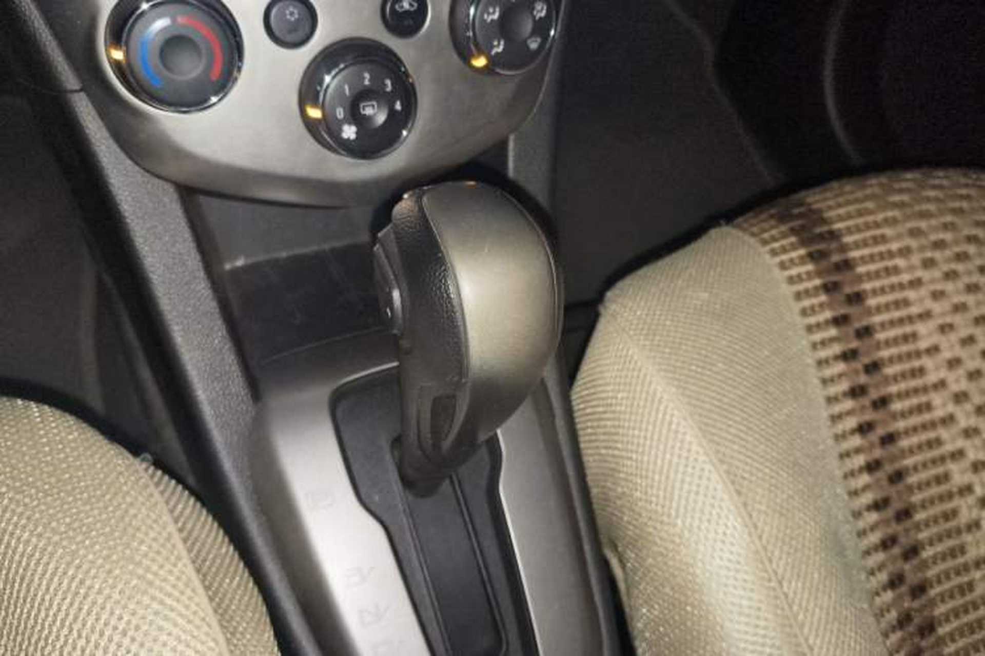 Used Chevrolet Aveo Sonic 2014 Sedan 1.4SL AT Stylish Sunroof Edition Gear Lever