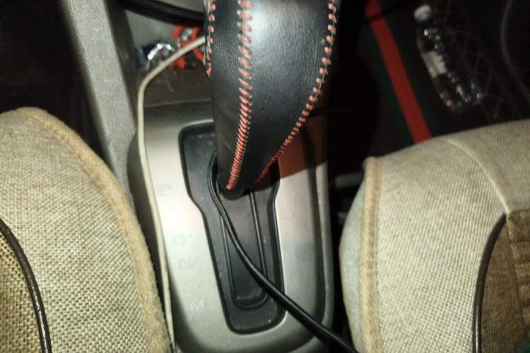Used Chevrolet Aveo Sonic 2014 Sedan 1.4SL AT Stylish Sunroof Edition Gear Lever