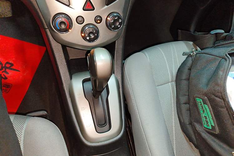 Used Chevrolet Aveo Sonic 2014 Hatchback 1.4SE AT Comfort Edition Gear Lever