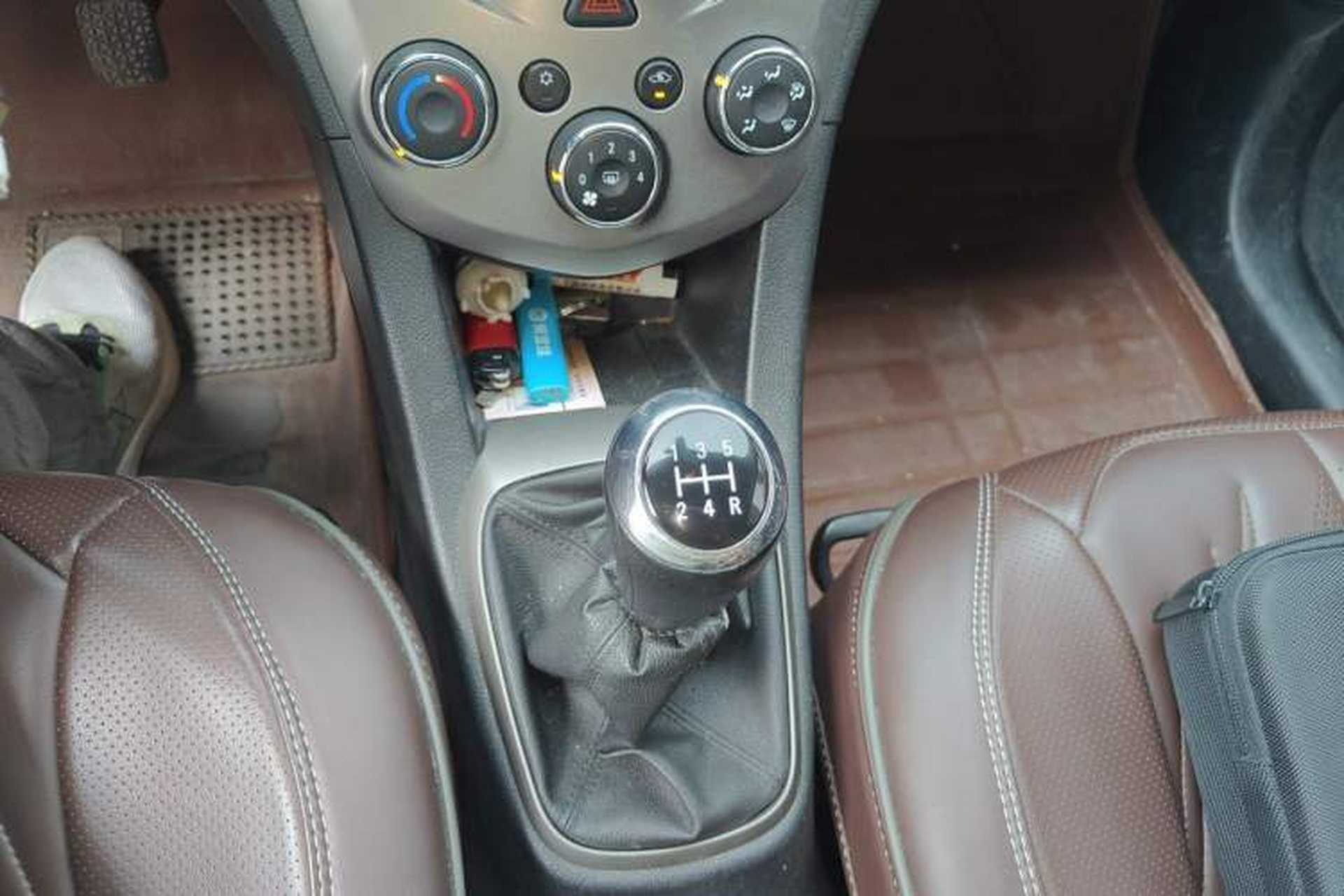 Used Chevrolet Aveo Sonic 2014 Sedan 1.4 SL MT Comfort Edition Gear Lever