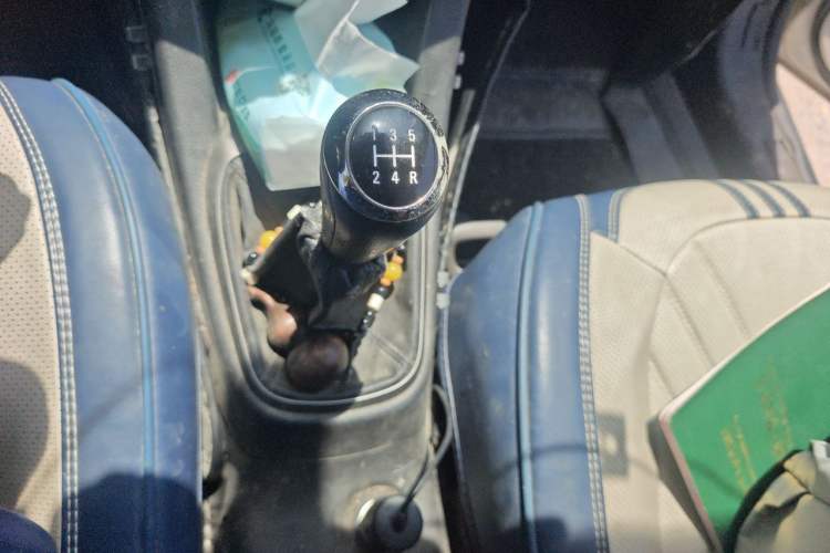 Used Chevrolet Aveo Sonic 2014 Sedan 1.4SL MT Comfort Edition Gear Lever