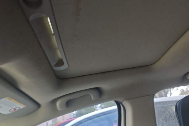 Used Chevrolet Aveo Sonic 2014 Sedan 1.4SL AT Stylish Sunroof Edition Headliner