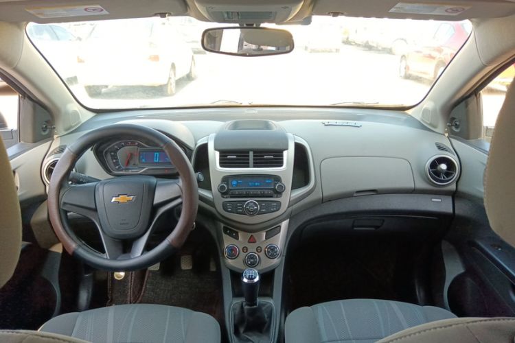 Used Chevrolet Aveo Sonic 2014 Sedan 1.4 SL MT Comfort Edition Interior 1