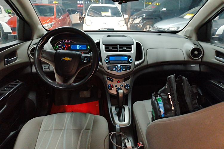Used Chevrolet Aveo Sonic 2014 Hatchback 1.4SE AT Comfort Edition Interior 2