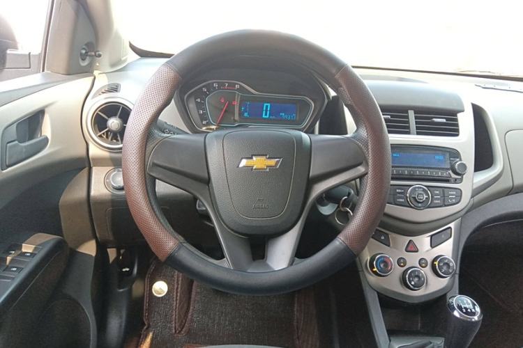Used Chevrolet Aveo Sonic 2014 Sedan 1.4 SL MT Comfort Edition Interior 2