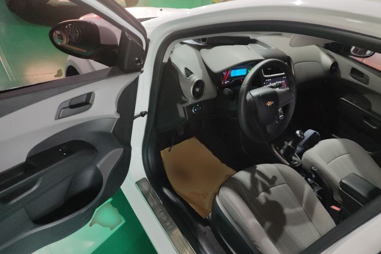 Used Chevrolet Aveo Sonic 2014 Sedan 1.4SL MT Comfort Edition Interior 3