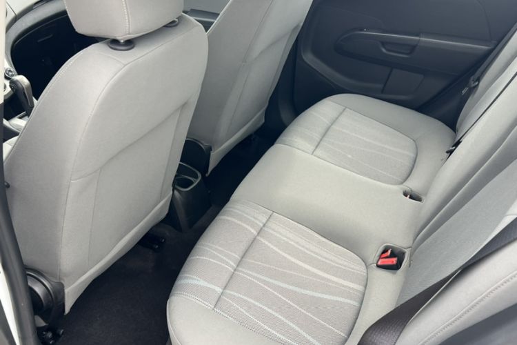 Used Chevrolet Aveo Sonic 2014 Sedan 1.4SL AT Stylish Sunroof Edition Interior 3