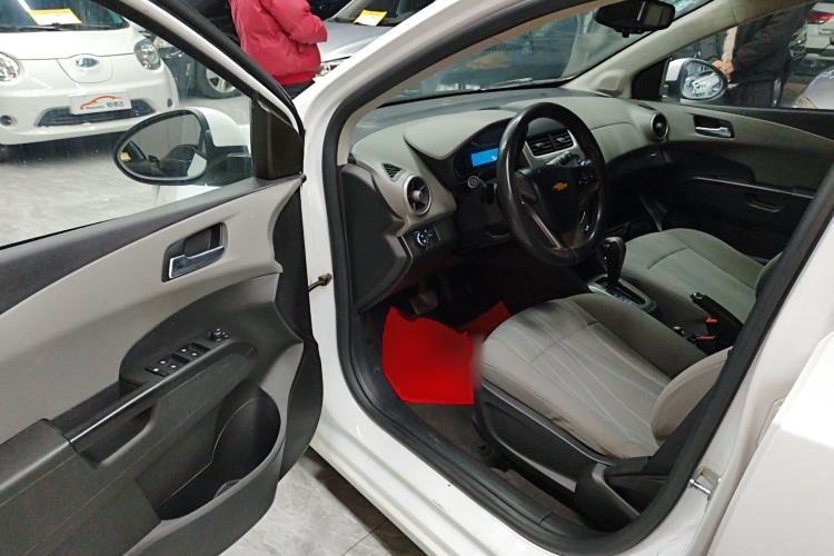 Used Chevrolet Aveo Sonic 2014 Hatchback 1.4SE AT Comfort Edition Interior 3