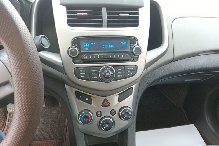Used Chevrolet Aveo Sonic 2014 Sedan 1.4 SL MT Comfort Edition Interior 3