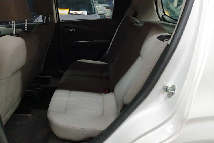 Used Chevrolet Aveo Sonic 2014 Hatchback 1.4SE AT Comfort Edition Interior 4