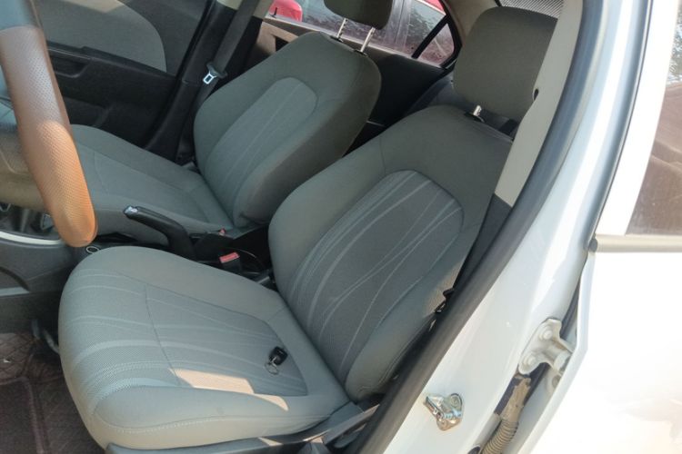 Used Chevrolet Aveo Sonic 2014 Sedan 1.4 SL MT Comfort Edition Interior 5