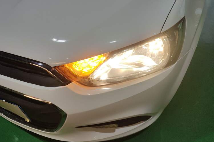 Used Chevrolet Aveo Sonic 2014 Sedan 1.4SL MT Comfort Edition Left Front Headlight