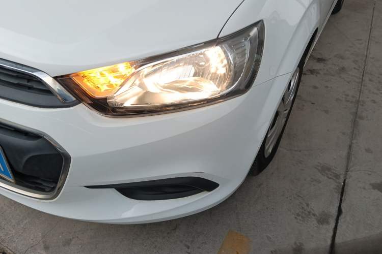 Used Chevrolet Aveo Sonic 2014 Sedan 1.4SL MT Comfort Edition Left Front Headlight