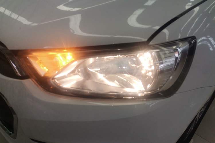 Used Chevrolet Aveo Sonic 2014 Sedan 1.4SL MT Comfort Edition Left Front Headlight