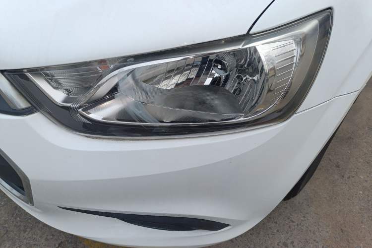 Used Chevrolet Aveo Sonic 2014 Sedan 1.4SL AT Stylish Sunroof Edition Left Front Headlight